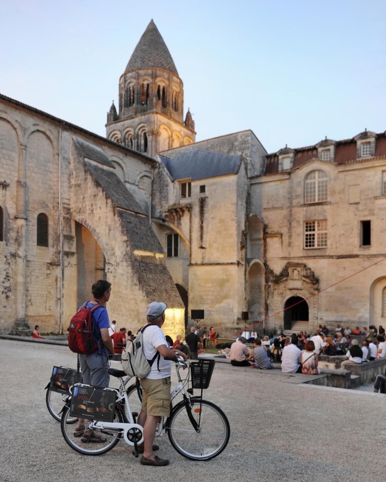 Les Chambres De L'Abbaye Saintes Exterior photo