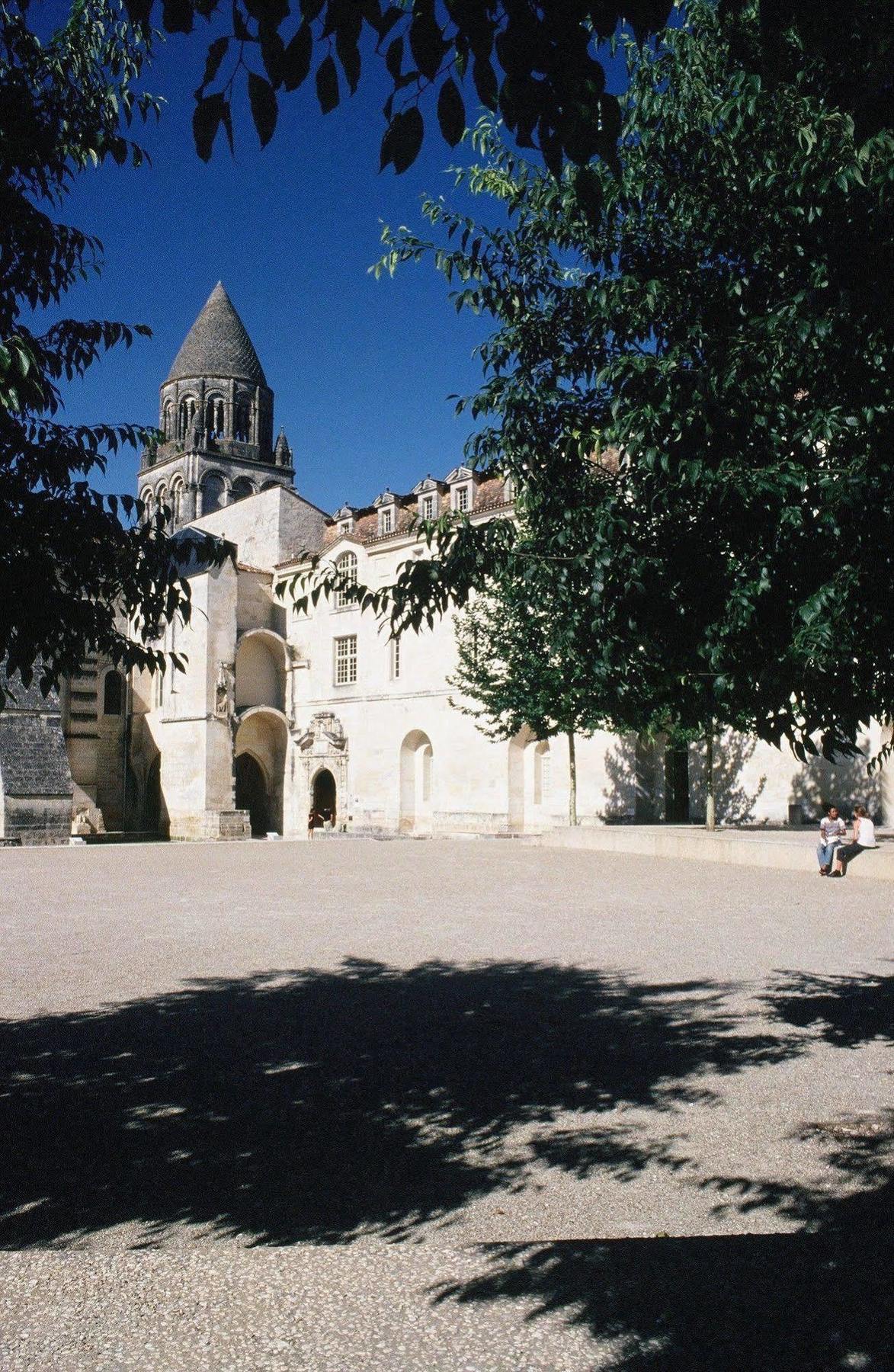 Les Chambres De L'Abbaye Saintes Exterior photo